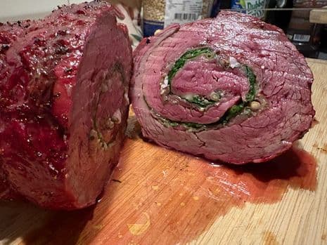 Doorgesneden bavette rollade op een snijplank