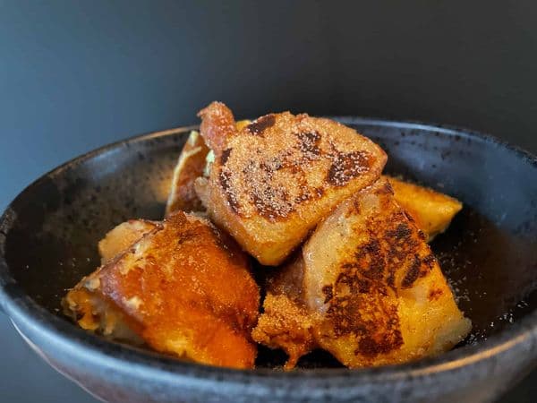 Oliebollen wentelteefjes op een bord