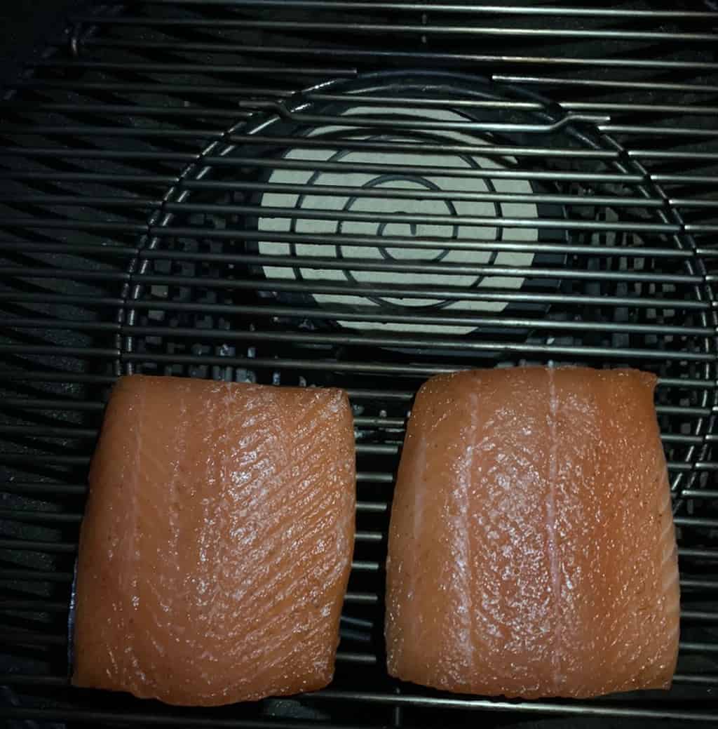 Zalm op de barbecue wat koud wordt gerookt