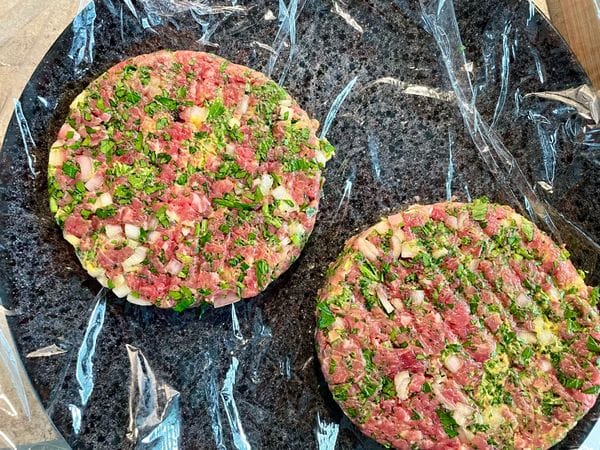 Twee burgers gemaakt van tartaar van ossenhaas