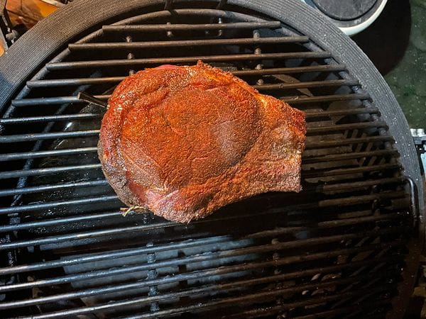 Côte de boeuf op indirecte deel van een barbecue