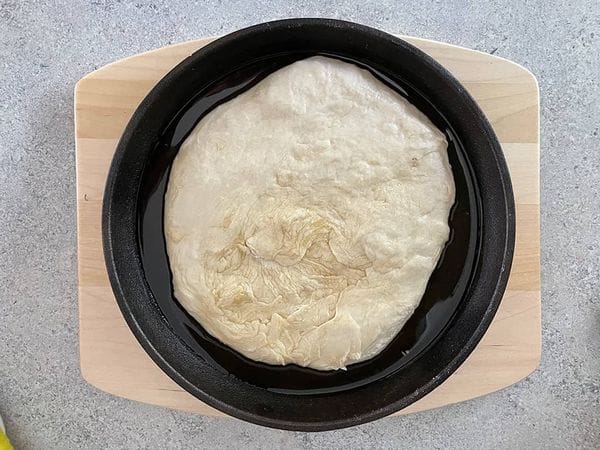 pan pizzadeeg in een ingevette skillet