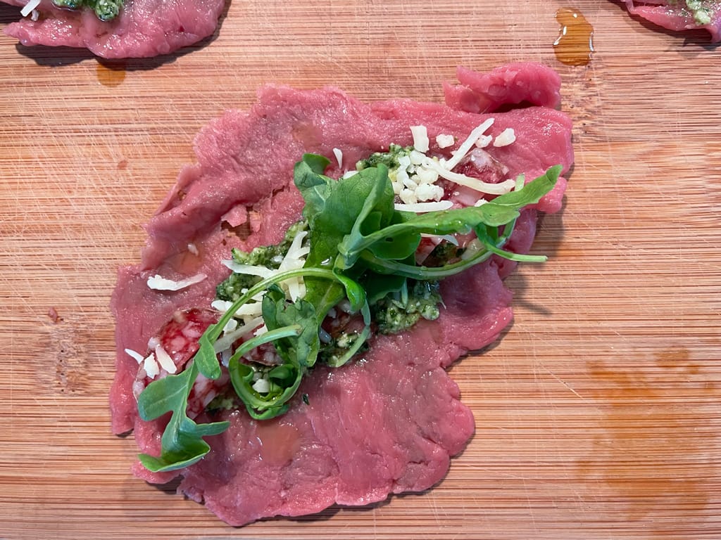 carpaccio van diamanthaas met daarop pesto, chorizo, rucola en kaas