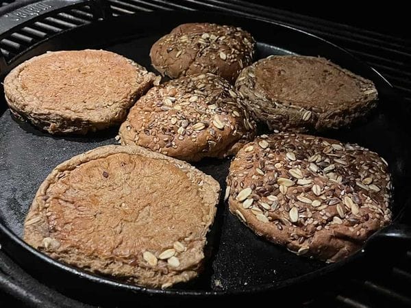 broodjes op een gietijzeren plaat die worden getoast in de barbecue