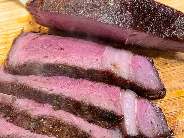 Medium rare gegaarde en gesneden cote de boeuf op een snijplank