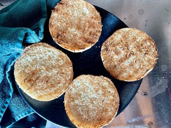 Getoaste broodjes op een bord