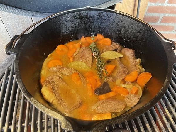 alle ingrediënten in een dutch oven op de barbecue