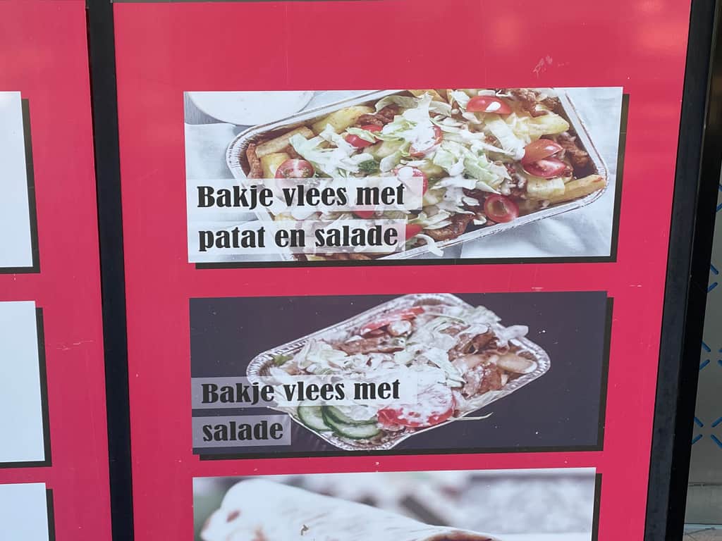 bakje vlees met patat en salade