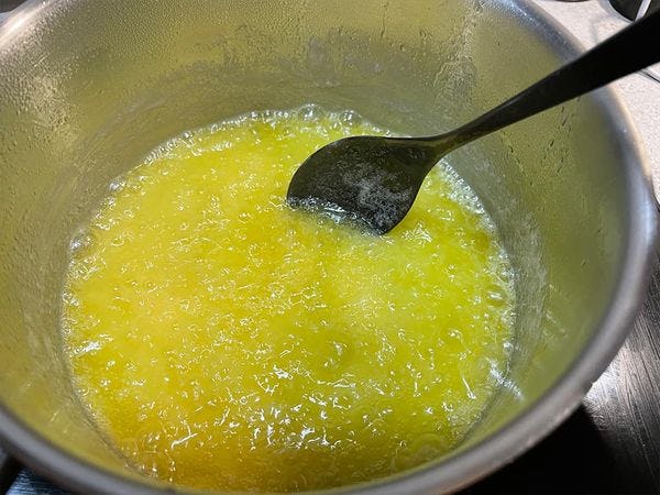Gesmolten boter in een steelpan