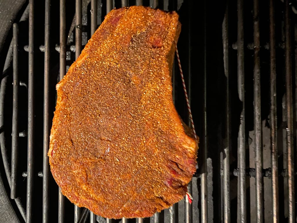 Een opgebonden côte de boeuf op een barbecue rooster