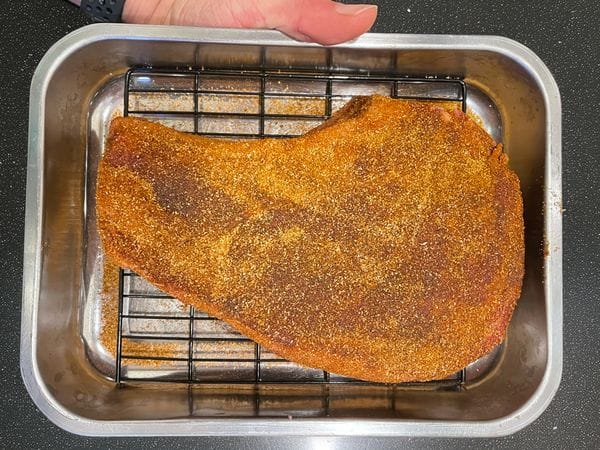 Een gekruide cote de boeuf in een ovenschaal