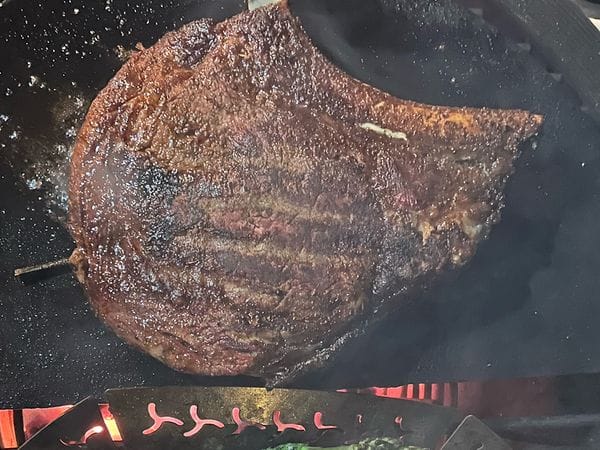 Afgrillen van een côte de boeuf op een speksteen in een barbecue