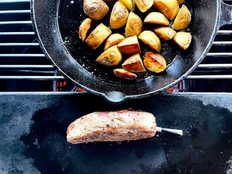 Diamanthaas op een speksteen met daarnaast een skillet met gebakken aardappeltjes