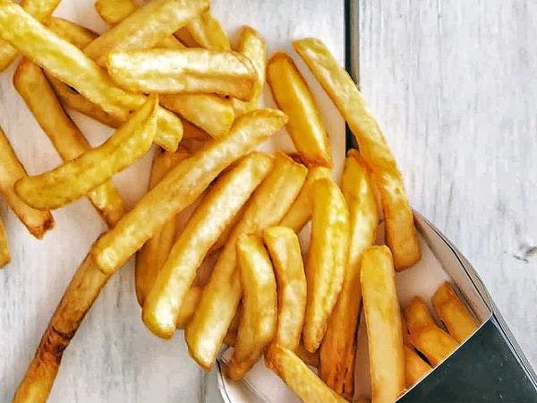 zelfgemaakte patates frites op tafel