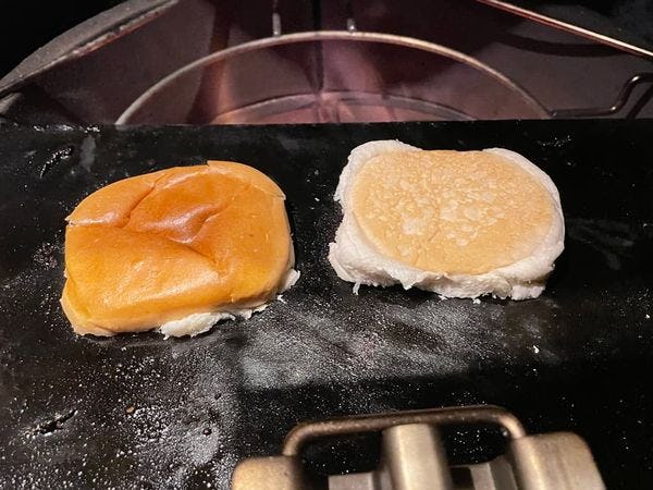 Broodjes toasten op een placha