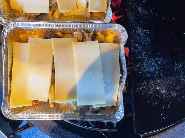 kaas van kapsalon op de barbecue laten smelten