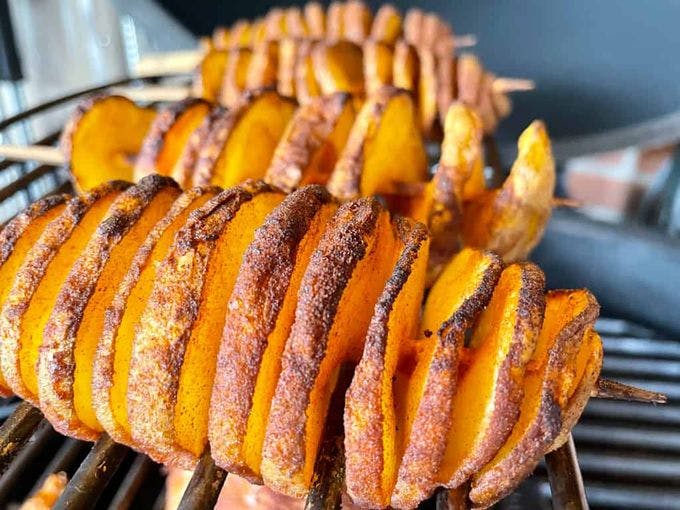 aardappel twisters op een rooster in een barbecue