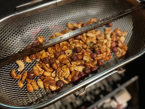 gerookte noten in een spitmand