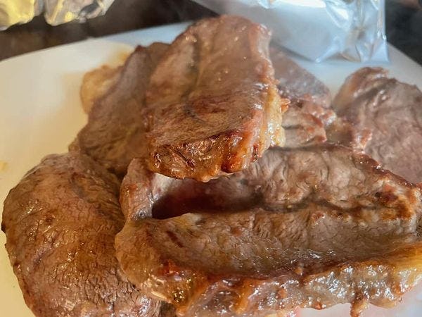 bruin aangebakken vlees op een bord