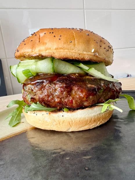 teriyaki burger op een sesambroodje