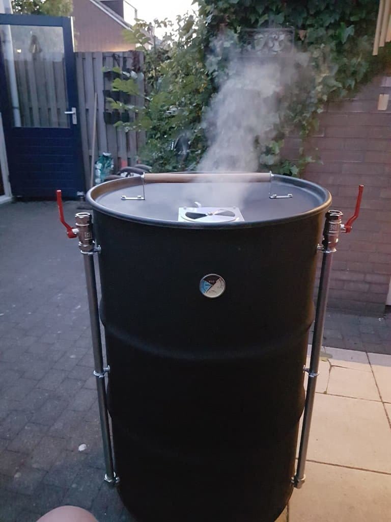 Ugly Drum Smoker (UDS) met rook uit de bovenkant