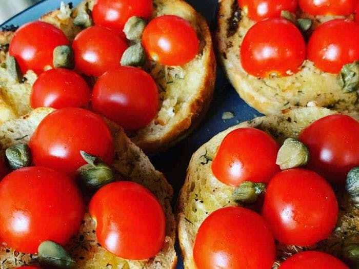 bruschetta, een broodje met knoflook kappertjes en tomaatjes