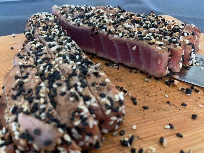 doorgesneden tonijn steak met sesamkorst